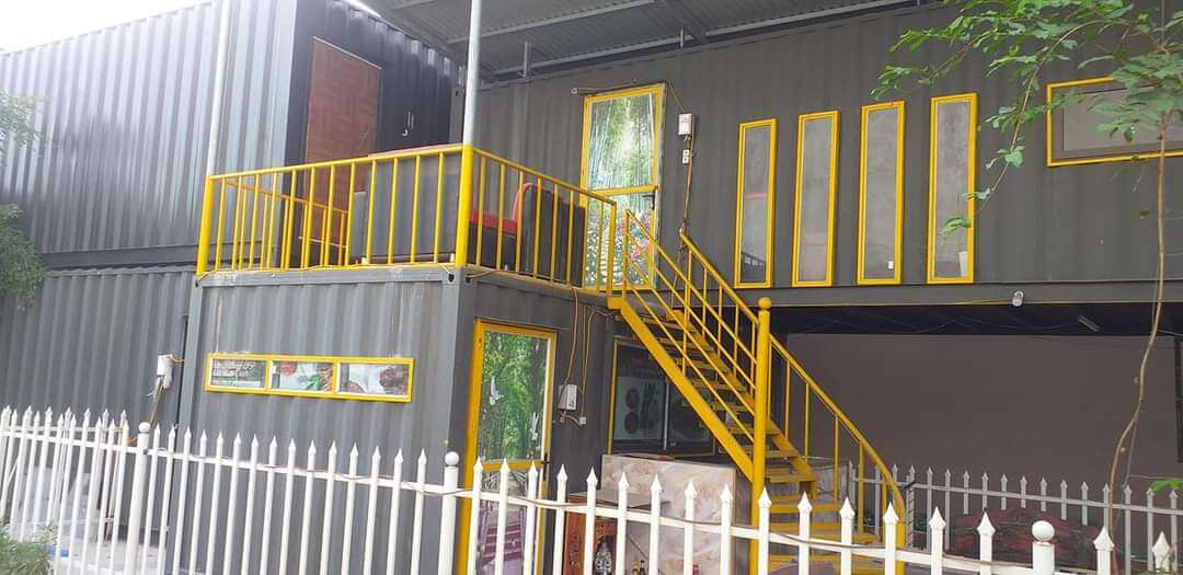 Hình ảnh cầu thang lên quán trà chanh container tại Bắc Giang